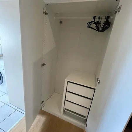 Apartment, Parterre, Für 3 Gäste, Zentral Gelegen, Mitsubishi Halle *